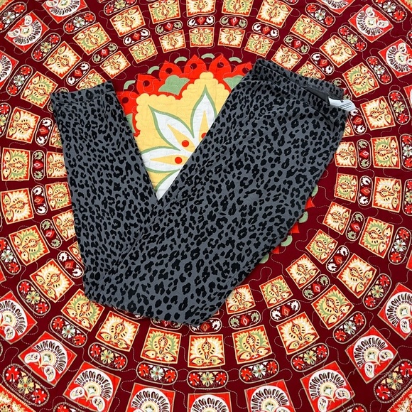 Leopard print leggings 🖤 - Picture 2 of 5